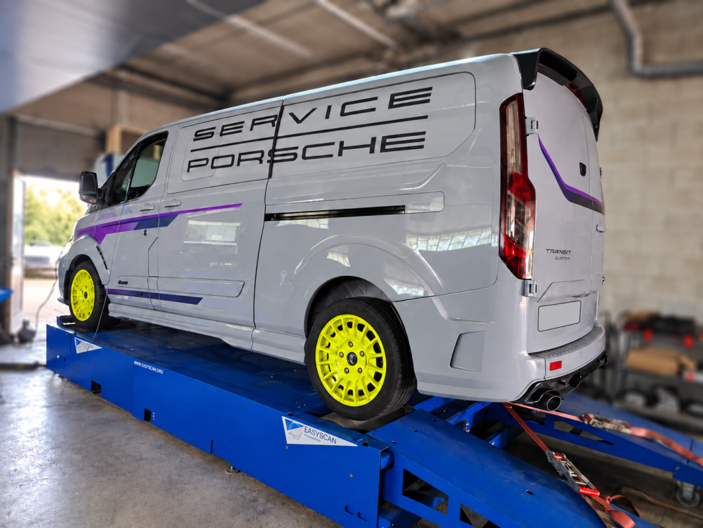 Ford Transit Custom 170 ch sur le banc RMS, immatriculation masquée